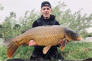 „Pelkių berniuko“ pravarde žinomo žvejo Eirido laimikis – daugiau nei 15 kilogramų karpis