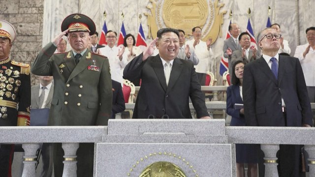 Šiaurės Korėjoje surengtas karinis paradas