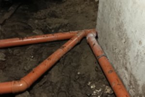 Nemalonių kvapų pėdsakais: aplinkosaugininkai Klaipėdoje aptiko nelegaliai leidžiamas buitines nuotekas į Smeltalės upelį