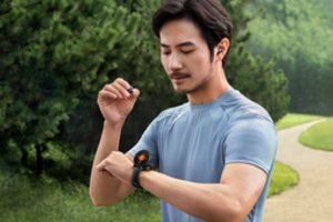 Nauja išmaniųjų įrenginių kryptis: „Huawei“ sujungė laikrodį ir belaides ausines