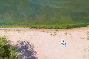 Vaizdas greta Kauno primena žalią jūrą: kol vieni brenda į vandenį, kiti bjaurisi ne tik kvapu