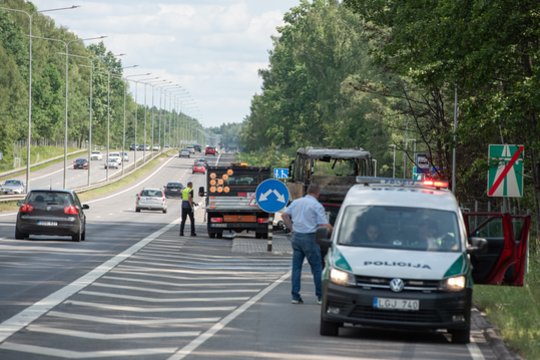 Autostradoje Vilnius–Kaunas atvira liepsna užsidegė „Eurolines“ keleivinis autobusas.<br>R.Vilkelio nuotr.