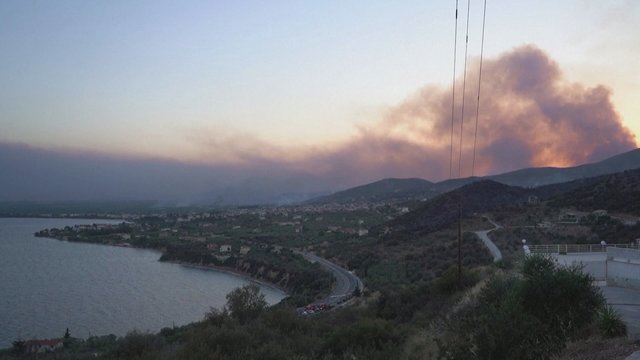 Ugniagesiai praneša apie gerėjančią situaciją Graikijoje, bet stiprūs vėjai vis dar kelia pavojų