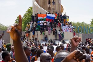 Perversmas Nigeryje – su aiškiu Rusijos kvapu: Kremliaus šalininkai skanduoja „Tegyvuoja V. Putinas“