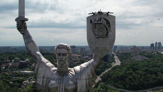 Laisvės troškimo išraiška: nuo Ukrainos Tėvynės paminklo nukirsta Sovietų Sąjungos emblema