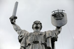 Ukraina tęsia desovietizacijos darbus: nuo Tėvynės paminklo nuimta Sovietų Sąjungos emblema