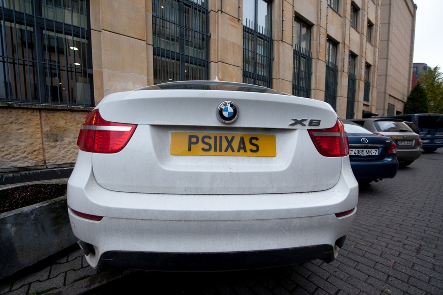 BMW X6 su vardiniais numeriais „PSIIXAS“ kitiems eismo dalyviams nieko gero nežada.<br>Vlado Ščiavinsko nuotr.