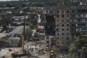 Toliau auga per raketų ataką Kryvyj Rihe žuvusių žmonių skaičius, iš Ukrainos deportuota 700 tūkst. vaikų