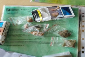 Pasienio pareigūnų nuojauta nepagavo: „Subaru“ vairuotojas įkliuvo pilnomis kišenėmis kvaišalų