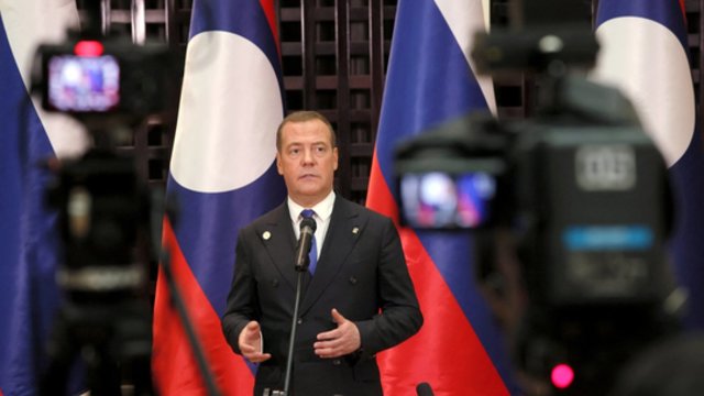 Rusijai toliau grasinant branduoliniu ginklu, JAV senatoriaus kirtis D. Medvedevui – pasiūlė išsiblaivyti