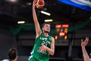 Kazys Maksvytis už darbą Lietuvos rinktinėje padėkojo dviems krepšininkams