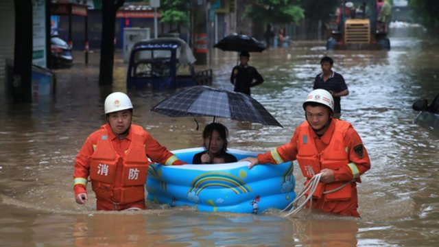 Kiniją toliau krečia mirtinos gamtos stichijos: dėl potvynio evakuota virš 100 tūkst. žmonių