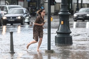 Atkeliauja tropinis karštis: temperatūros stulpeliai kops iki 32 laipsnių, tačiau šalį skalaus smarkios liūtys