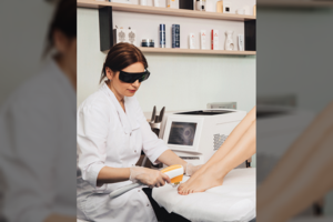 Gydytoja įspėjo: šie žmonės turi didesnę riziką susirgti nagų grybeliu – kaip apsisaugoti?