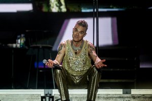 Robbie Williamsas pademonstravo tatuiruotes intymioje vietoje – nusimovė kelnes
