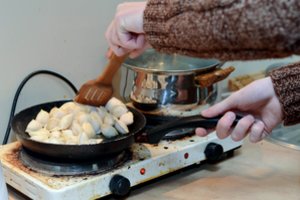 Elektros kainos traukė žemyn, tačiau paskutinis vasaros mėnuo gali atnešti nemalonių naujienų