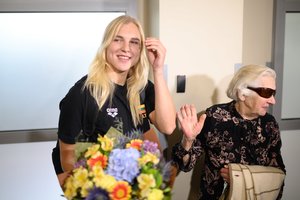 Su džiaugsmu į Lietuvą grįžusi R. Meilutytė paliko atvirą klausimą dėl dalyvavimo olimpiadoje ir pasisakė dėl rusų joje