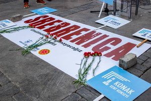 Tyrimas: serbų pareigūnai ir žiniasklaida rečiau neigia genocidą Srebrenicoje