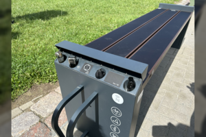 Šiauliuose įrengti išmanieji suoleliai: galima pasikrauti mobilųjį ar prisipūsti dviračio padangą