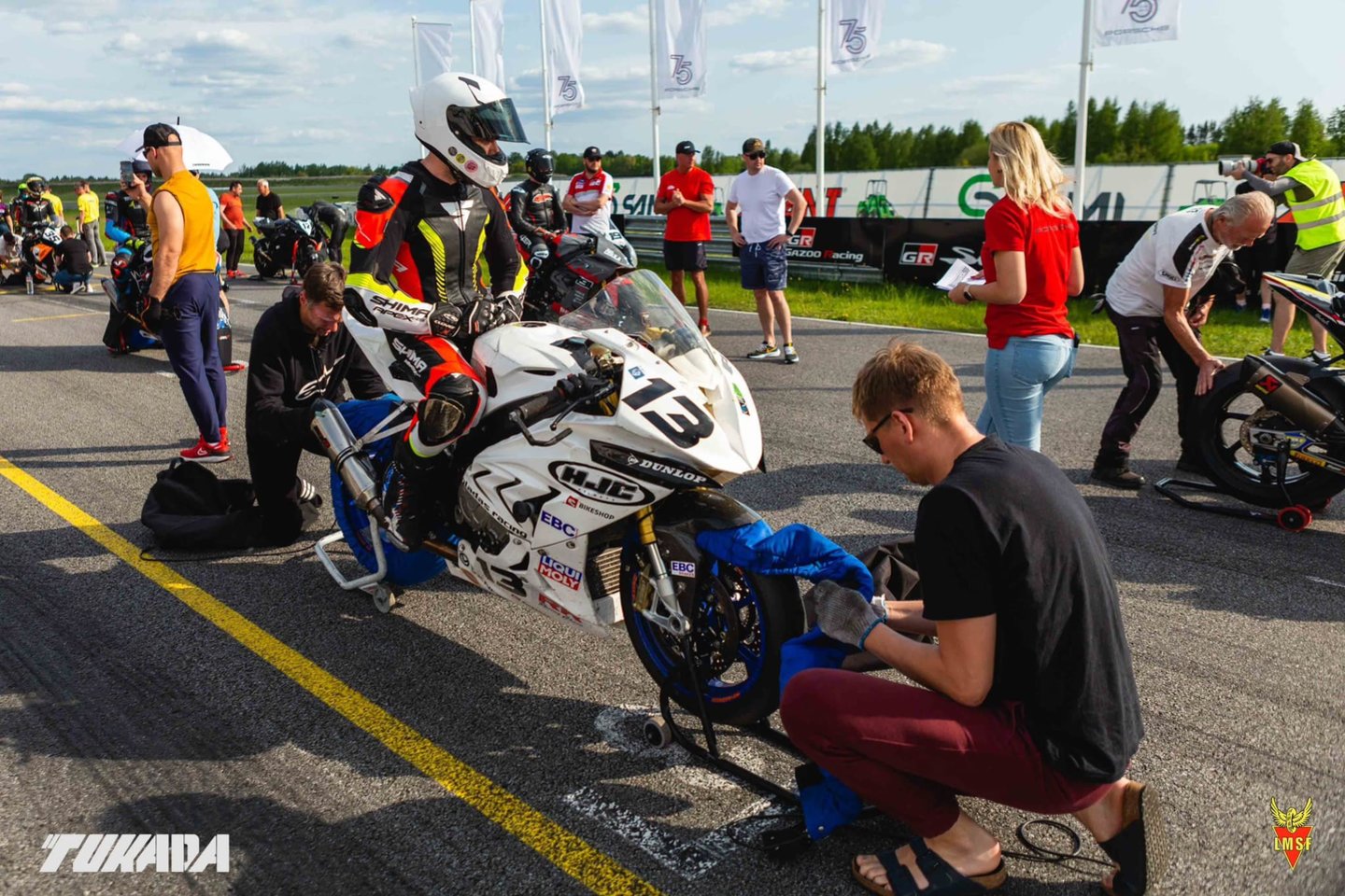 Sekmadienį į vienintelę žiedinę trasą Lietuvoje atvykę žiūrovai išvys didžiausią motosporto renginį šiais metais.<br>LMSF nuotr.