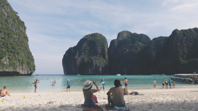 Masiškai turistų lankomas Tailando paplūdimys laikinai uždaromas: vieta virto pragaru vietiniams