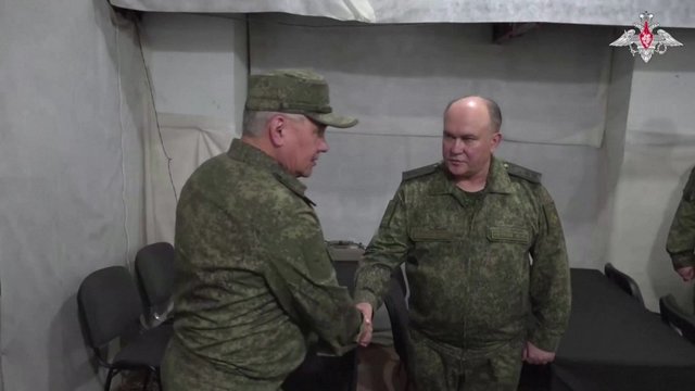 Paviešinti vaizdai, kaip S. Šoigu neva lankosi karo zonoje Ukrainoje: apžiūrėjo vadavietę ir susitiko su karininkais