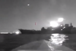 Vaizdo įrašu užfiksuota, kaip Ukrainos jūrų dronas atakavo Rusijos desantinį laivą