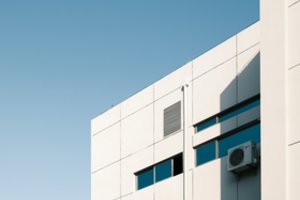 Šilumos siurbliai oras-vanduo ir oras-oras: kuo jie skiriasi ir kuris variantas tinkamiausias jūsų namams?