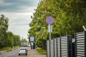 Panevėžyje daugėja gatvių, kuriose uždrausta statyti automobilius: ko siekiama tokiu sprendimu