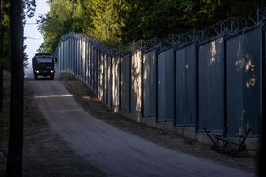 Per gaudynes Lenkijos pasieniečių automobilis susidūrė su migrantus vežusiu autobusu