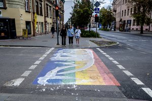 Policija dėl vaivorykštės spalvų perėjos užpaišymo sostinėje atlieka dar du tyrimus