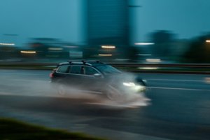 Dalyje Lietuvos dangus maišėsi su žeme: liūtis plovė miestus, trankėsi perkūnija