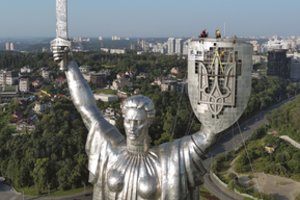Sovietinio herbo – lyg nebūta: ant didžiausio Kijevo paminklo iškeltas Ukrainos trišakis