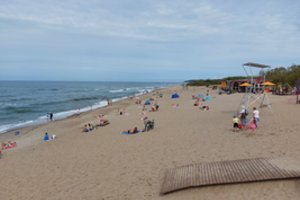 Melnragės paplūdimyje išgelbėti du jūroje skendę vaikai