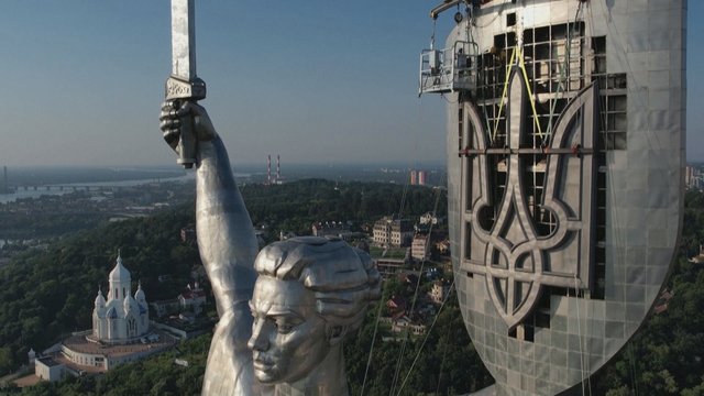 Ukrainoje ant didžiausio šalies paminklo pritvirtintas šalies herbas – pakeitė Sovietų Sąjungos simbolį