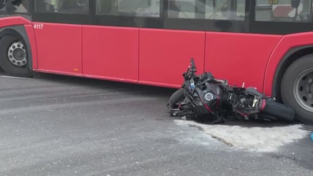 Vaizdai iš įvykio vietos: Vilniaus r. susidūrė autobusas su motociklu
