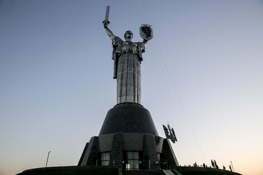 Ukraina sovietinę simboliką pakeitė dabartiniu laisvės simboliu.<br>EPA-ELTA nuotr.