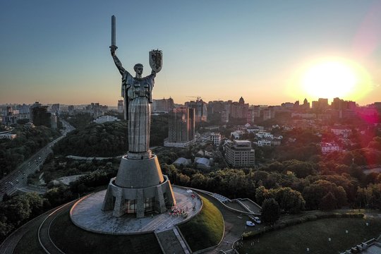 Ukraina sovietinę simboliką pakeitė dabartiniu laisvės simboliu.<br>EPA-ELTA nuotr.