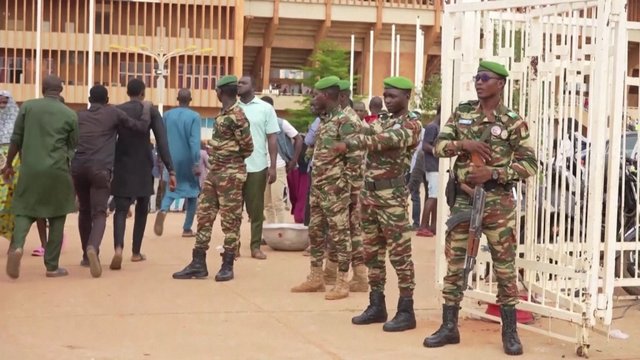 Neramumai Nigeryje: uždaroma oro erdvė, perversmo lyderiai nenori paisyti sąlygų