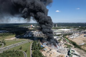 „Ecoservice“ teritorijoje toliau dirba šeši ugniagesių ekipažai, atliekos perliejamos vandeniu
