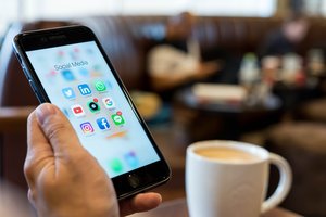 Skelbimuose klesti sukčiai: kaip neįsigyti išmaniojo, kuris tiks nebent vinims kalti?