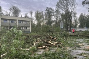Žagarę nusiaubusi audra virto baisia tragedija: rasta negyva moteris, žmonės viešina vaizdus