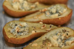 Kriaušės su pelėsiniu sūriu ir medumi pagal K. Krivicko receptą