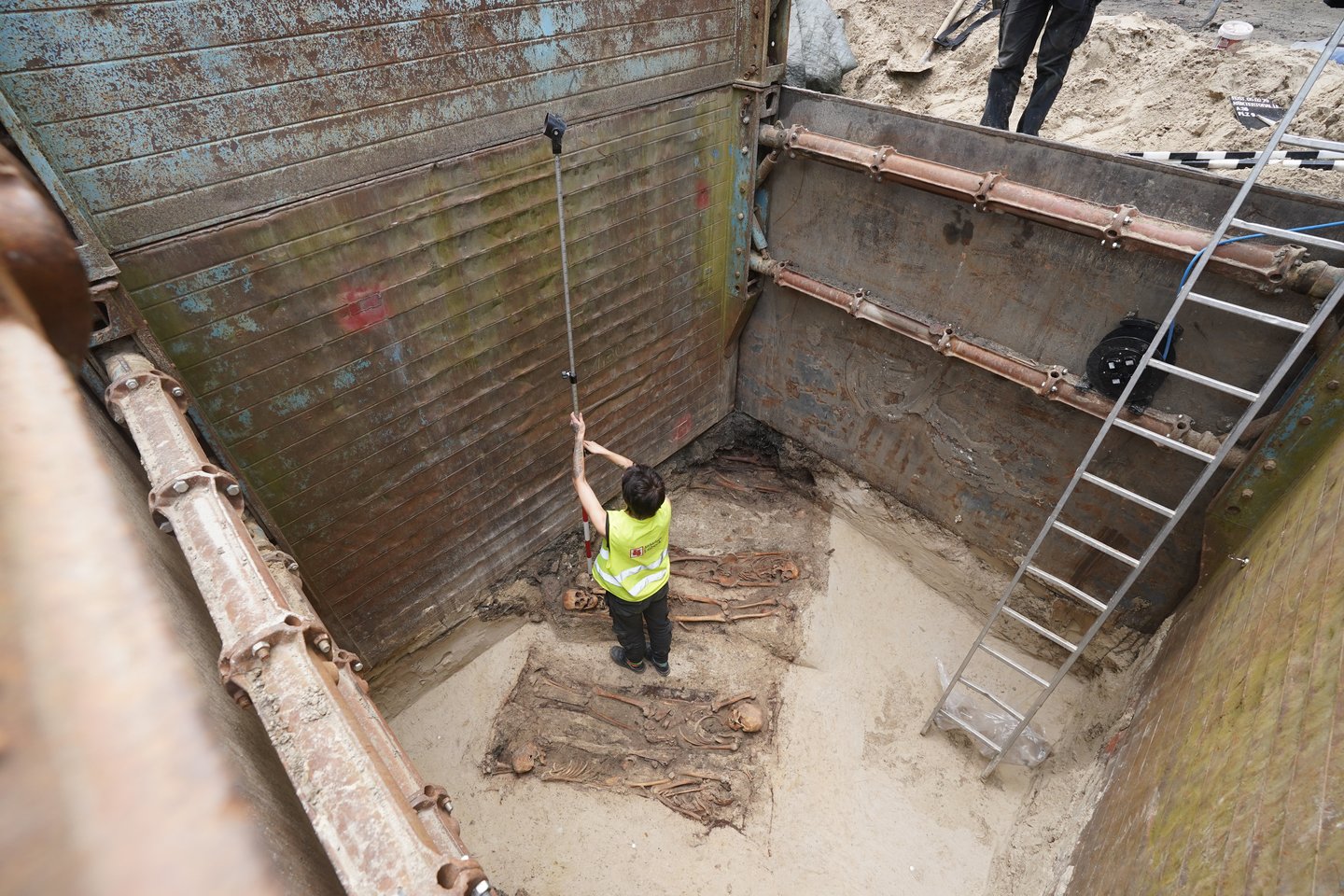  Archeologai matuoja radinius Hiukstertoralės kasinėjimų vietoje. Liubeko archeologai atkasė maždaug 8 000kvadratinių metrų ploto vargšų kapines.<br> DPA / Scanpix nuotr.