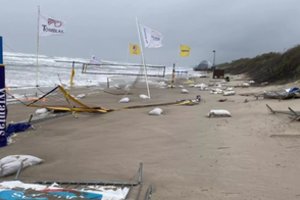 Ryte pasitikęs vaizdas pajūryje paliko be žado: bangos siekė ir kopas