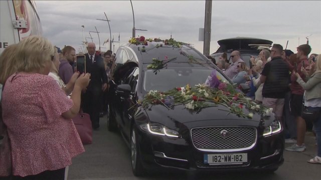 Pasaulis atsisveikina su legendine dainininke Sinead O'Connor: minia gerbėjų atiduoda paskutinę pagarbą