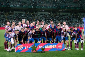 Įspūdingoje dramoje „Barcelona“ įveikė „Tottenham Hotspur“ ir iškovojo J. Gamperio taurę