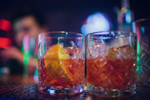 Žadėjusi iš Rusijos pasitraukti viena didžiausių alkoholio gamintojų to nepadarė – kraunasi milijonus