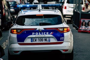 Prancūzijoje suimtas vyras, 12 metų nelaisvėje laikęs savo žmoną: rado pusnuogę, sužalotą ir nuskusta galva