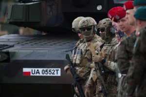 Lenkija prie Baltarusijos sienos pasiųs dar 2 000 karių